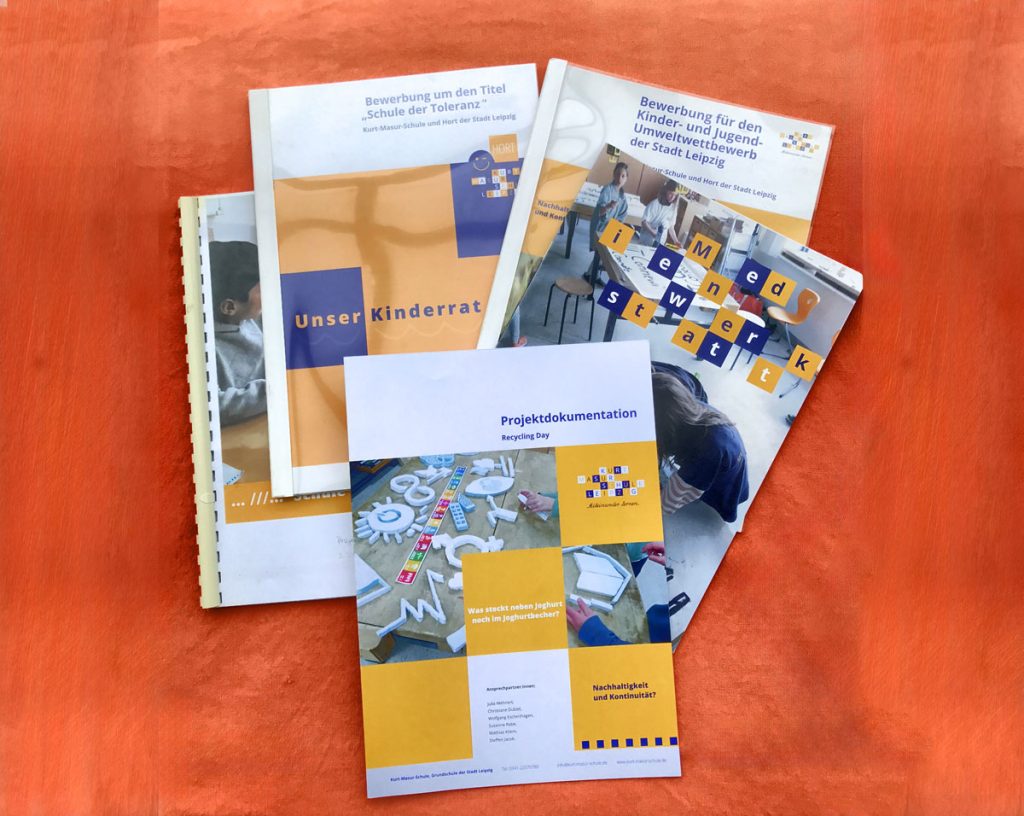 Titelbilder der Bewerbungen „Schule der Toleranz“, „Medienwerkstatt“ und Kinder- und Jugendwettbewerb der Stadt Leipzig.